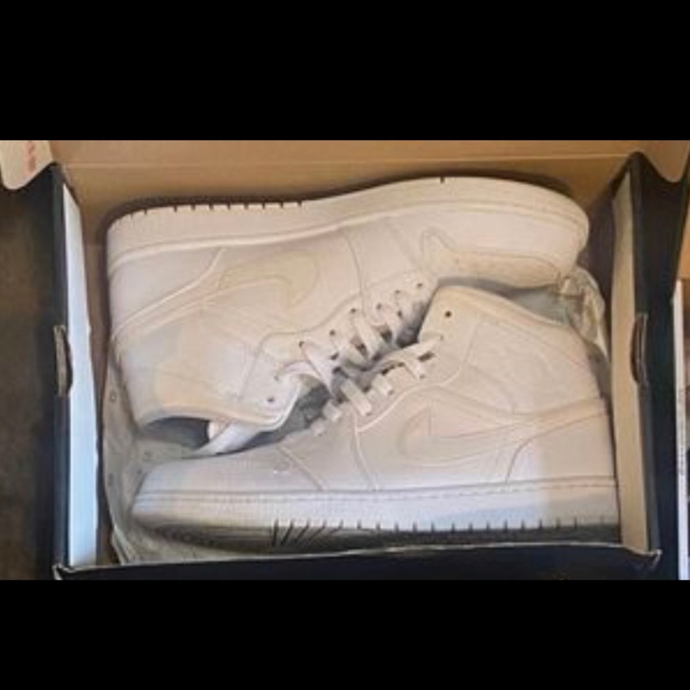 White Jordan 1s